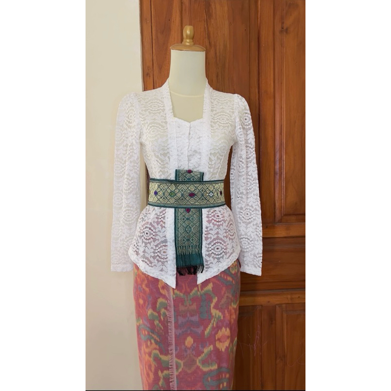 Kebaya Brokat putih lengan panjang