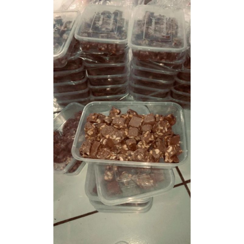 

cemilan coklat premium berat kurleb 250gr