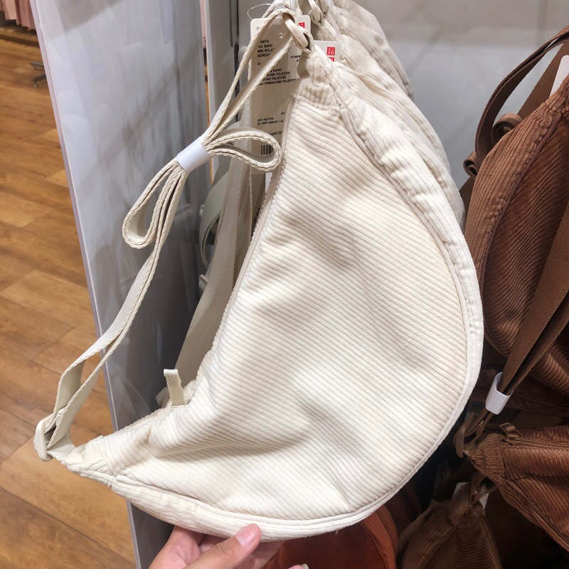 Uniqlo waist bag // uniqlo corduroy bag // tas bahu korduroi