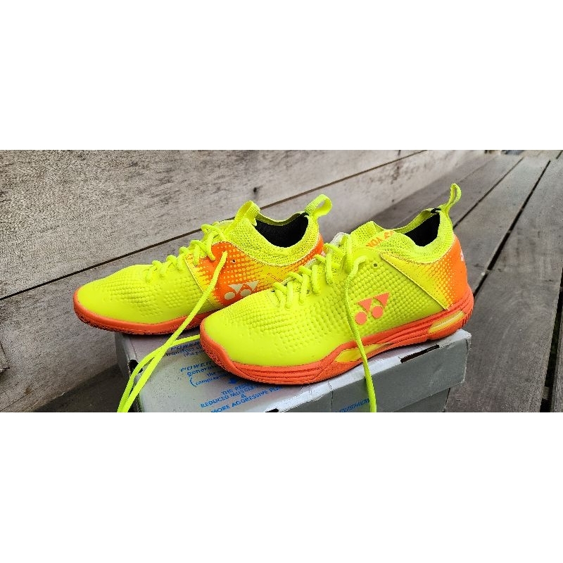 sepatu badminton yonex - bekas