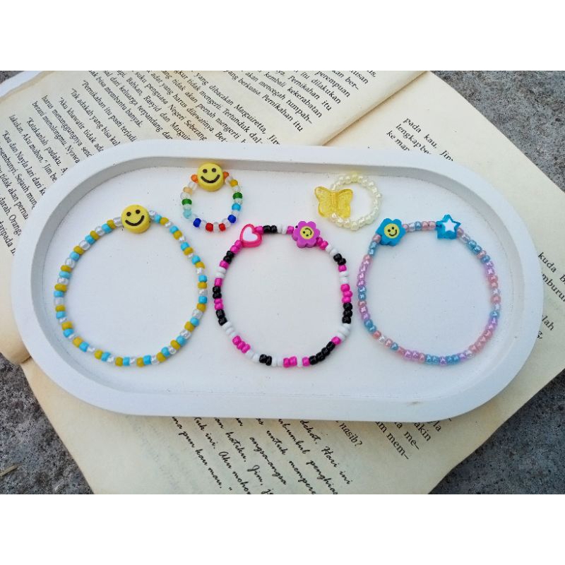 gelang manik manik smile/ gelang manik manik lucu/ gelang manik manik berbie/ gelang manik manik kup