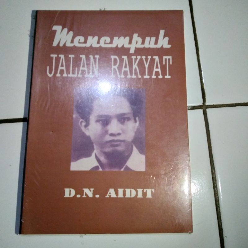 Menempuh Jalan Rakyat by DN Aidit