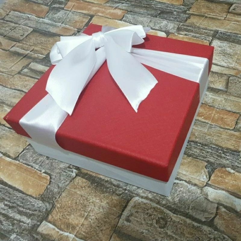 

Kotak Kado MERAH PUTIH 20 cm x 20 cm x 8 cm