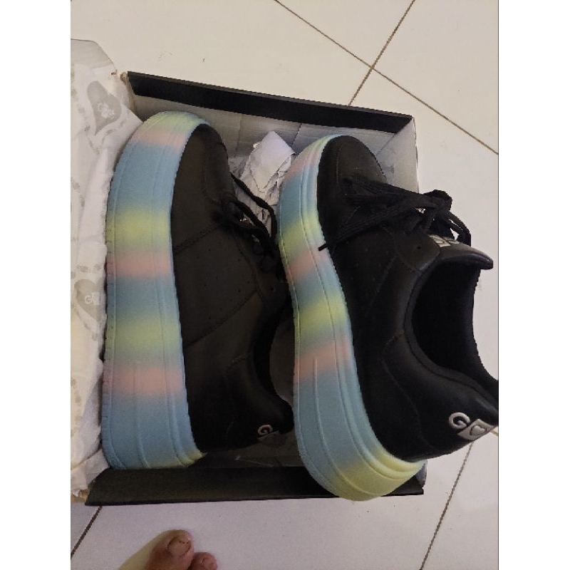 GOSH Sepatu hitam gradasi