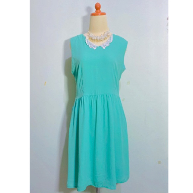 Dress midi casual model kutung kerah sailor peterpan collar bahan brukat brokat putih Motif polos ba