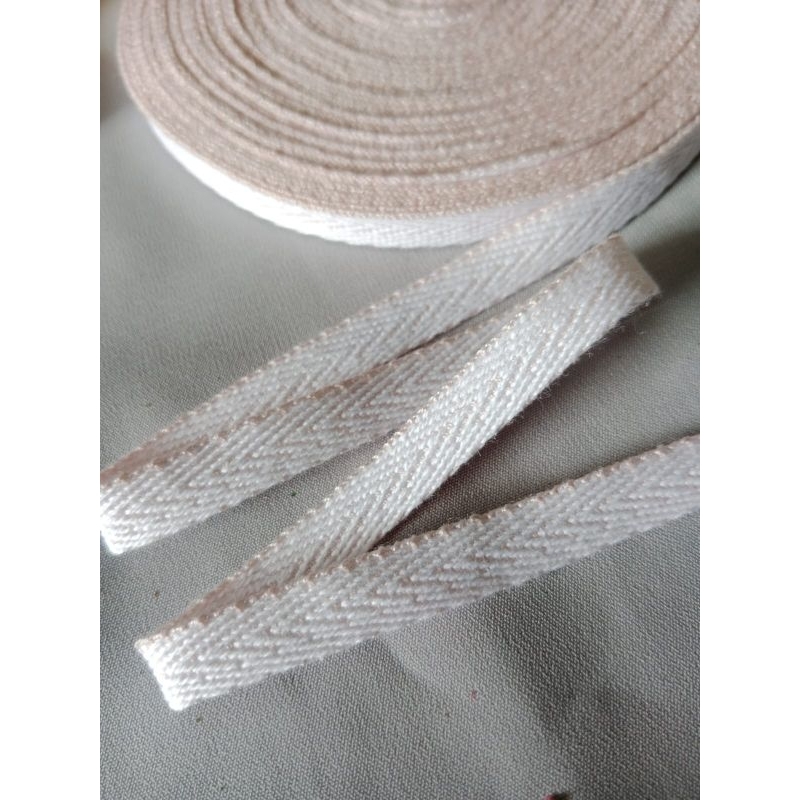 

Pita katun cantik lebar 1cm Harga 10000/1rol (15yard)