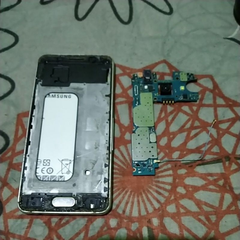 Mesin Samsung A3 2016 minus konektor LCD copot..