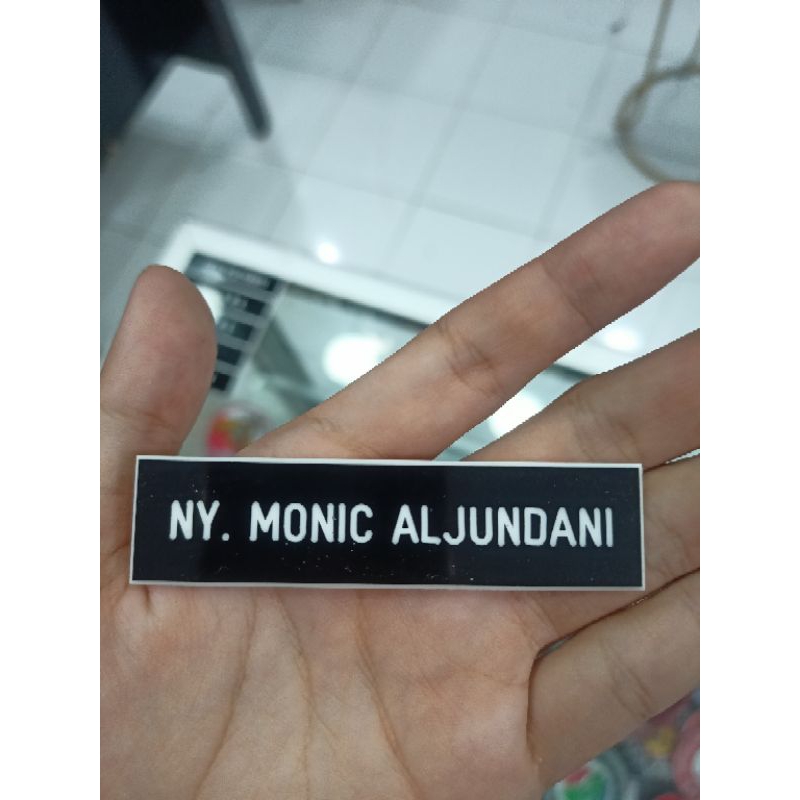 

nametag ukir dengan pengait paku / nametag paku