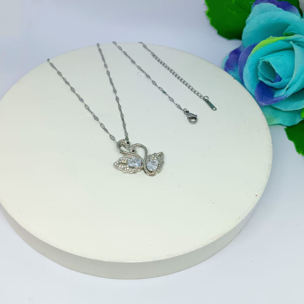 KALUNG TITANIUM SWAN ANGSA PERMATA PUTIH FASHION KOREA ANTI KARAT ANTI LUNTUR