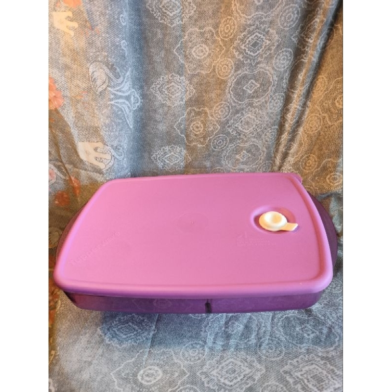 Tupperware Rock n serve divided tempat makan dengan tutup besar