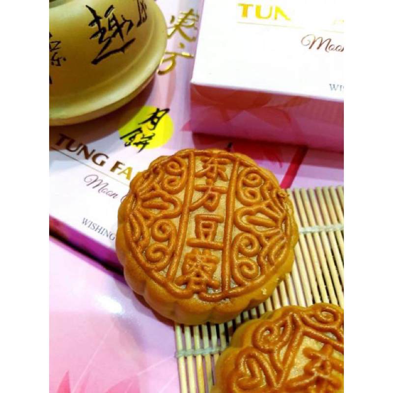 

Kue bulan Tung Fang /Mooncake Tubg Fang kacang hitam durian per biji