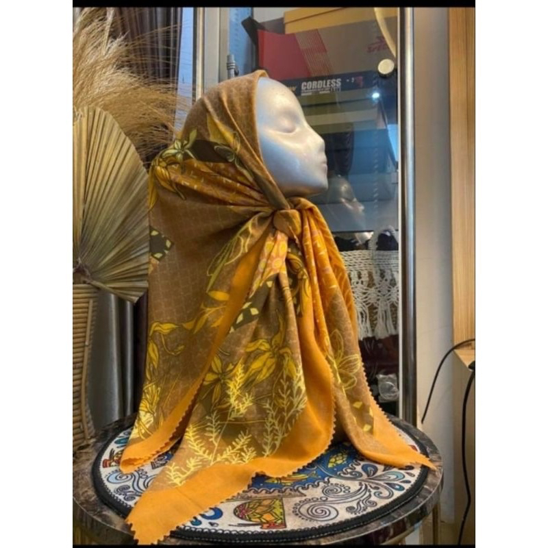 Hijab Segi Empat Motif Bunga Warna Kuning Gold Jilbab Kerudung