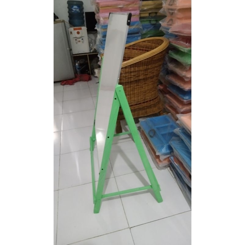 

PAPAN TULIS WHITEBOARD PLUS KAKI KAYU NON LACI 40*60
