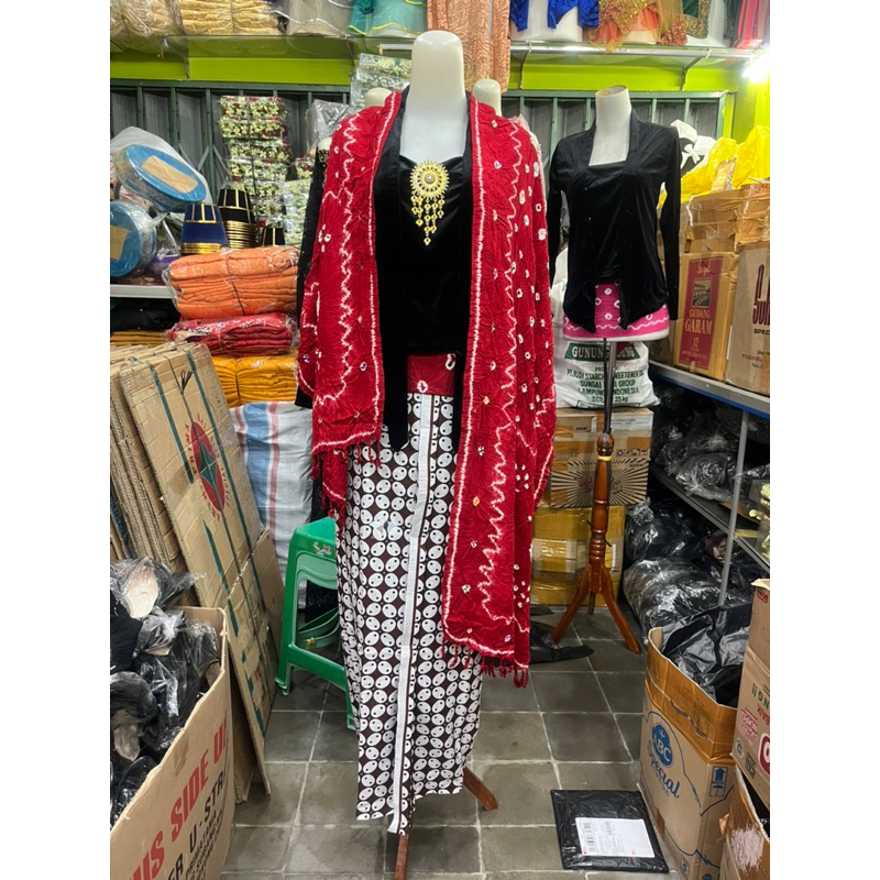 set kebaya bludru | set angkin instan | kebaya bludru | slendang jumputan | angkin instan | bros keb