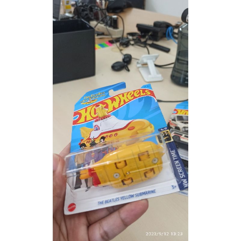 hot wheels the beatles yellow submarine