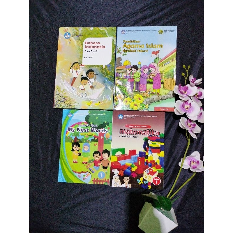 

Buku paket kurikulum merdeka 4 buku untuk satu tahun SD/MI kelas1
