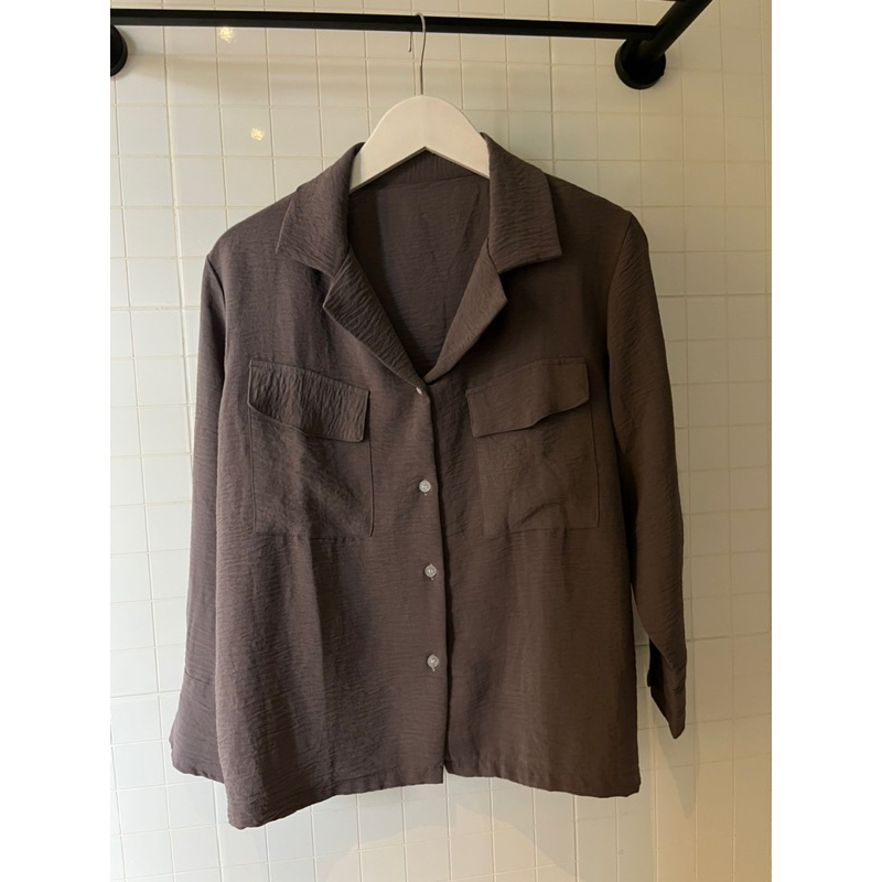 preloved kemeja crinkle warna taupe