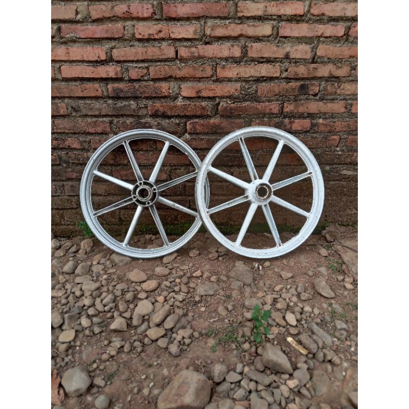 velg depan palang 8 yamaha merk racing1/ velg lawasan