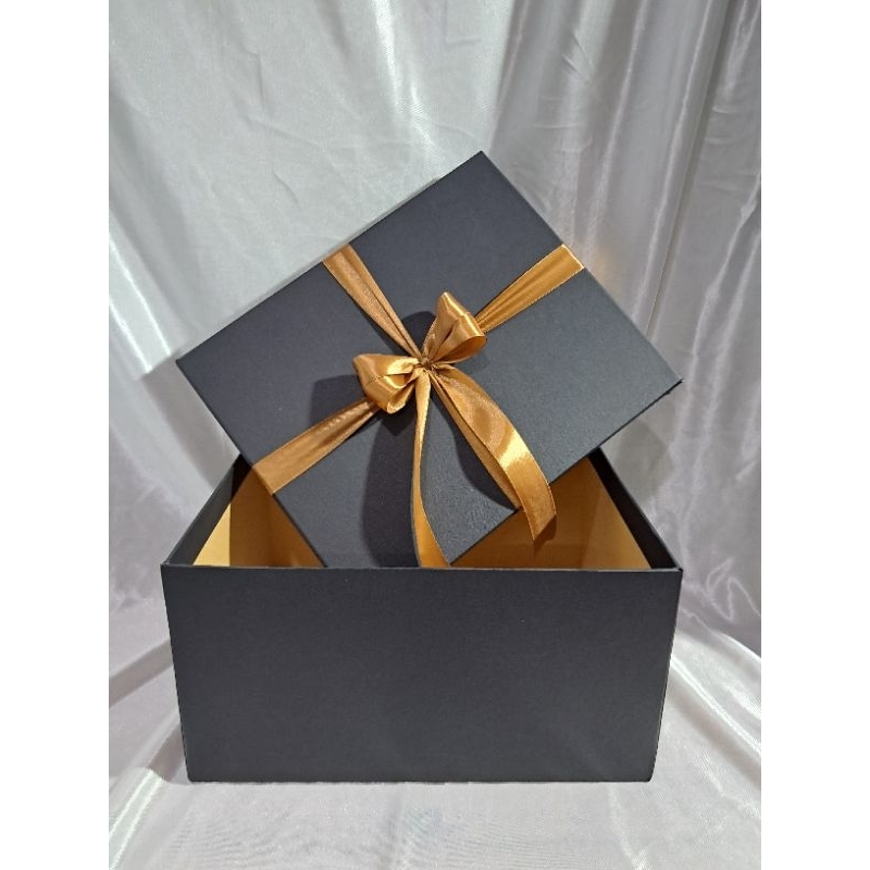 

Gift Box Medium + Kotak Hadiah + 23x28x15 cm