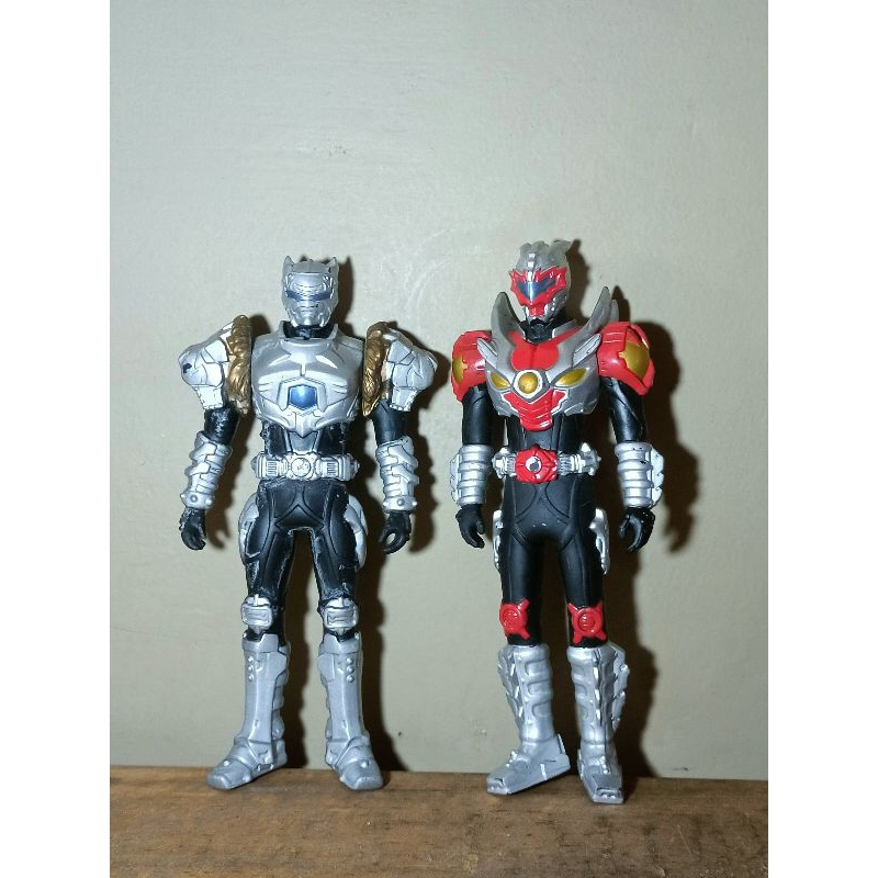 action figure vinyl armor hero dragon auldey isi 2 buah