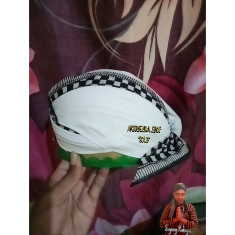 BLANGKON LIPAT SUNAN KALIJAGA PUTIH LIST KOTAK BALI (JEBEH)