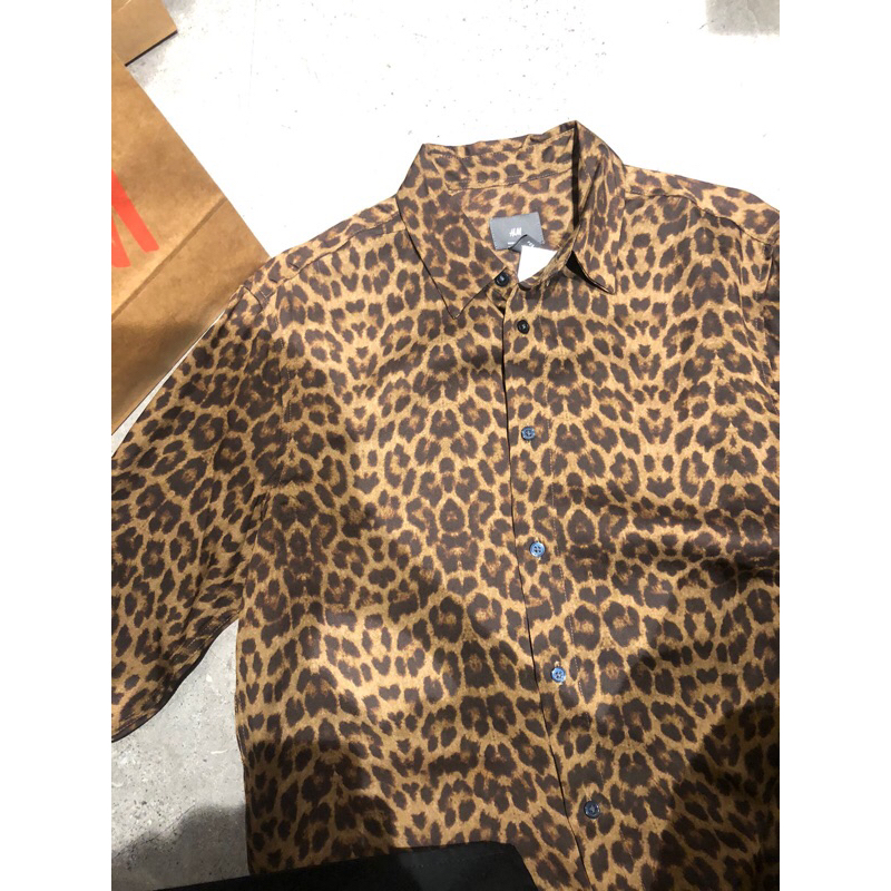 kemeja leopard h&m lengan panjang