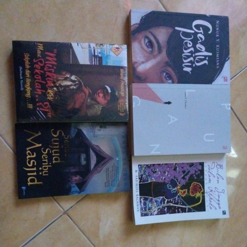 

Novel seribu sujud seribu mesjid, 2. pulang ,3. miskin kok mau sekolah, sekolah dari hongkong, 4. bulan jingga dalam kepala, 5. gadis pesisir
