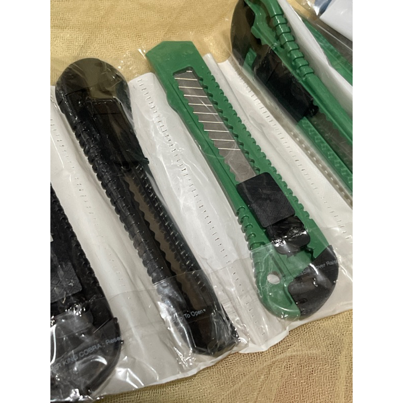 

[1 PCS] CUTTER PLASTIK MERK ACAK WARNA RANDOM