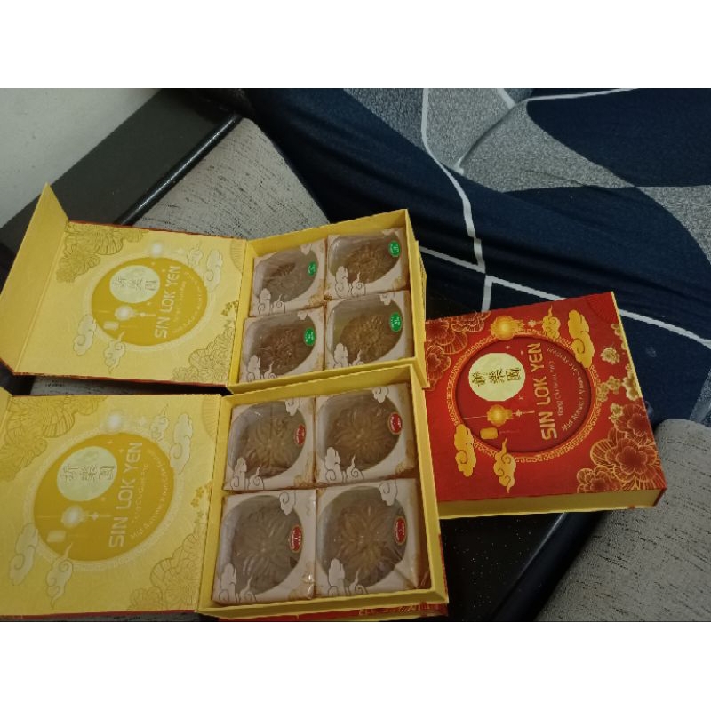 

Kue Bulan Sin Lok Yen