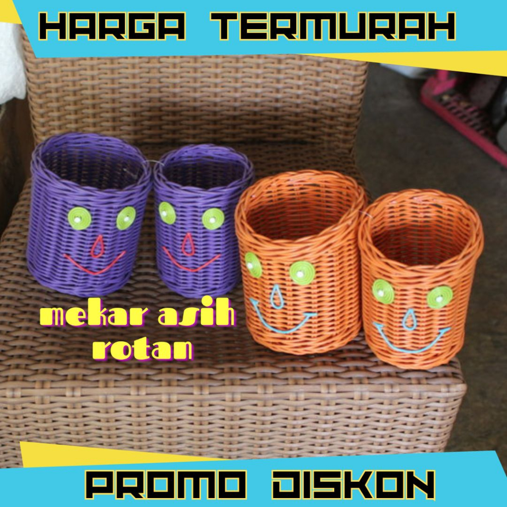 

Tempat Pensil meja belajar/ meja kantor anyaman rotan sintetis dengan warna yg cerah dan bentuknya yg unik asli kerajinan tangan