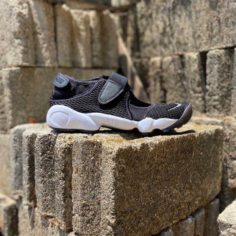 NIKE AIR RIFT BLACK WHITE SWOOSH GREY