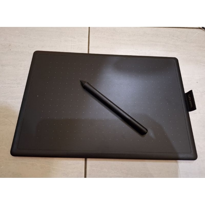 One by Wacom Medium