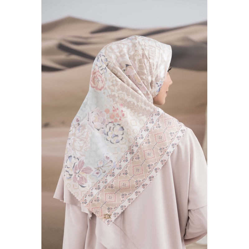 Maharani Scarf Oasis - Wearing Klamby