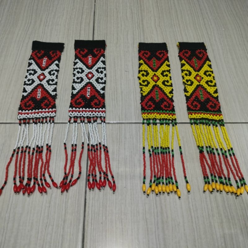 1 pasang gelang tangan dayak manik rumbai