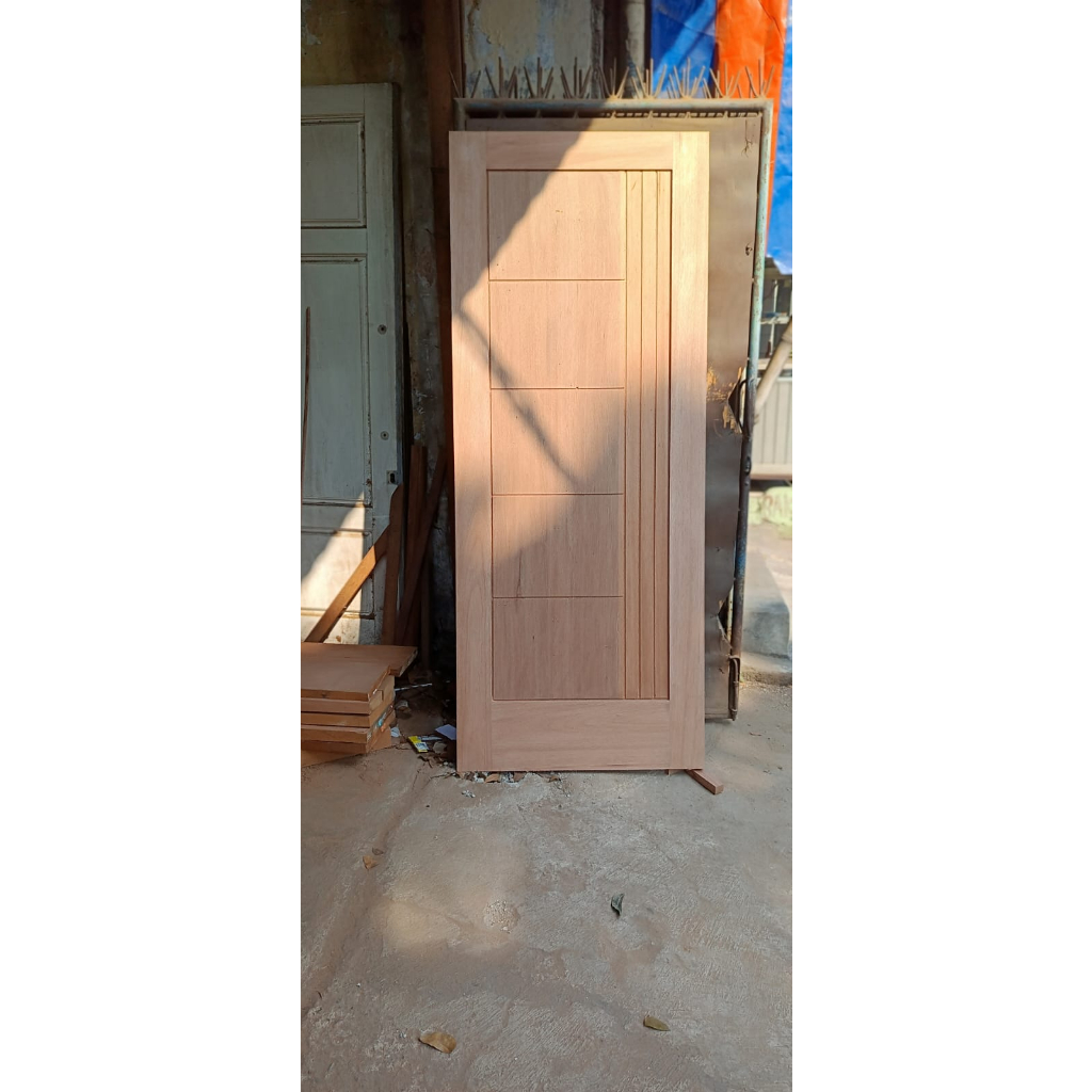 Pintu kayu solid meranti