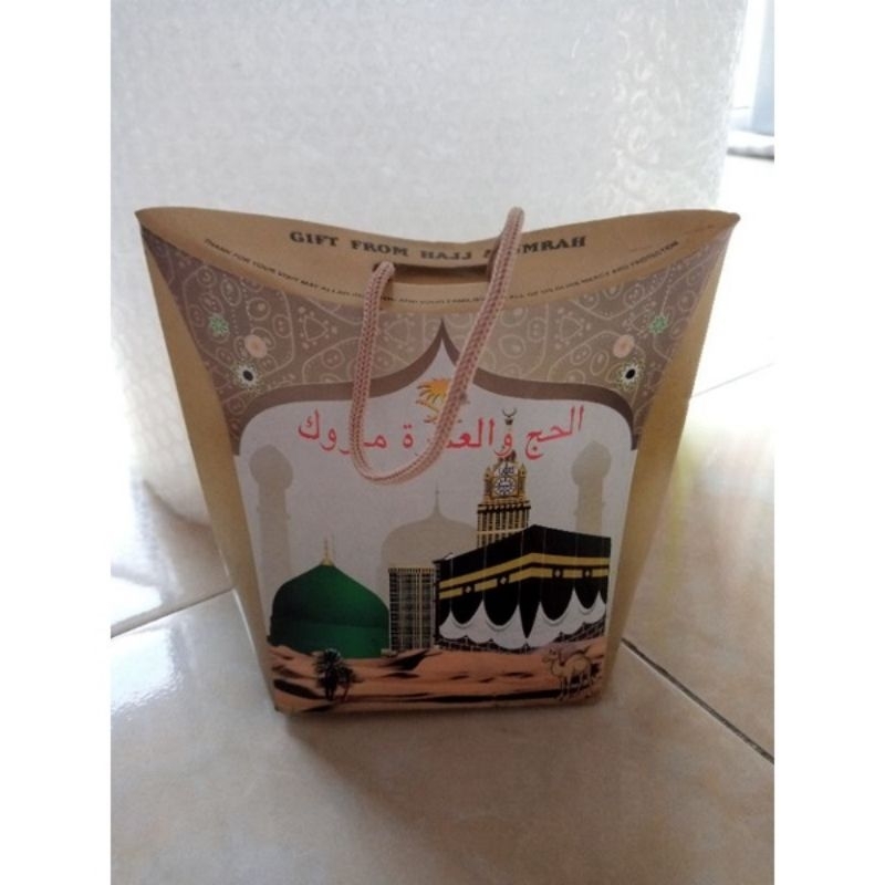 

Tas Paper Bag/ Kardus Kosong Paket Oleh Oleh Haji Umroh