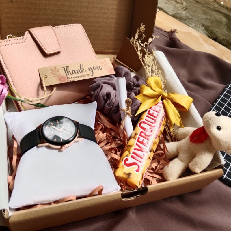 

Hampers ulang tahun /jam tangan/dompet estetik( gratis paper bag) isi bisa request menyesuaikan bujet