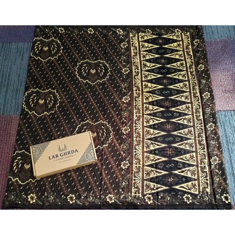 LAR GURDA KESIKAN, Sarung Batik Tradisional