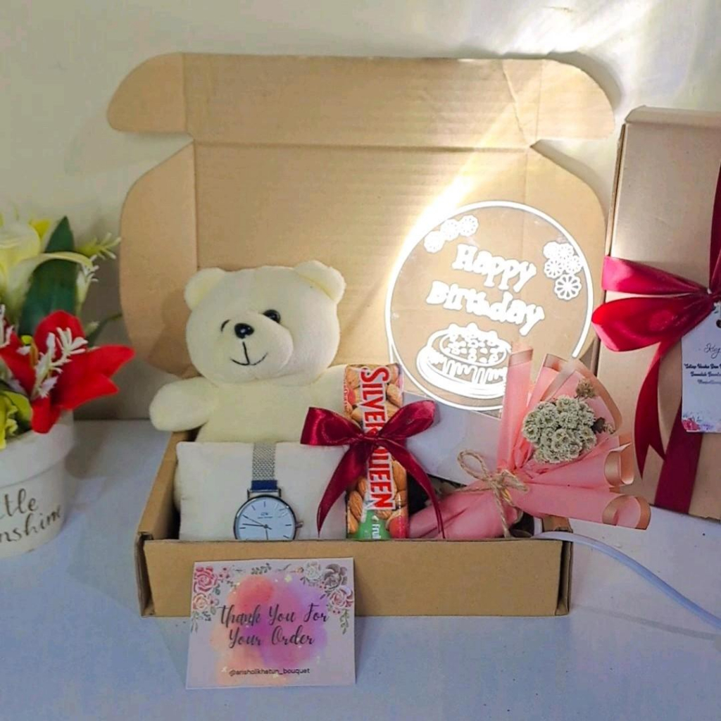 

HAMPERS ULANGTAHUN CEWEK KADO ULANG TAHUN CEWEK GIFT ANNIVERSARY HAMPERS CEWEK BONEKA COKLAT BUNGA JAM LAMPU LED HAPPY BIRTHDAY