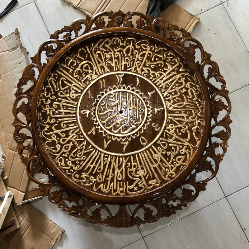 Jam dinding kaligrafi Ukir Kayu Ayat Kursi 75x75 cm