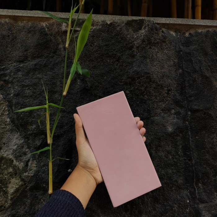 Keramik Mustika 10x20 Pink Glossy Non Bevel