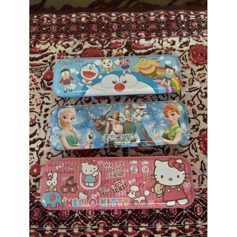 

Tempat Pensil Kaleng Frozen Doraemon Hello Kitty