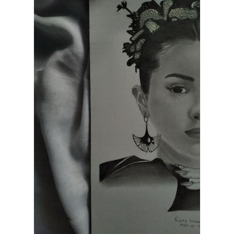 

Selena Gomez Realism Art | Ukuran kertas A4