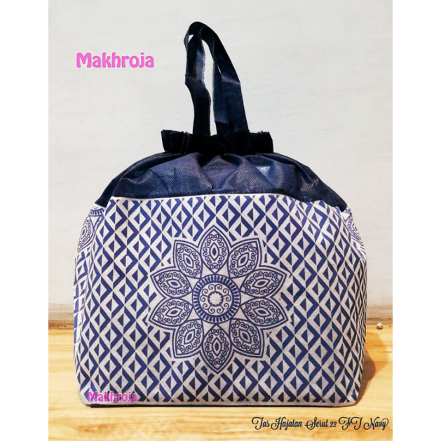 

Tas Hajatan Goodie Bag Serut 22 FT Atas Navy Bawa Putih