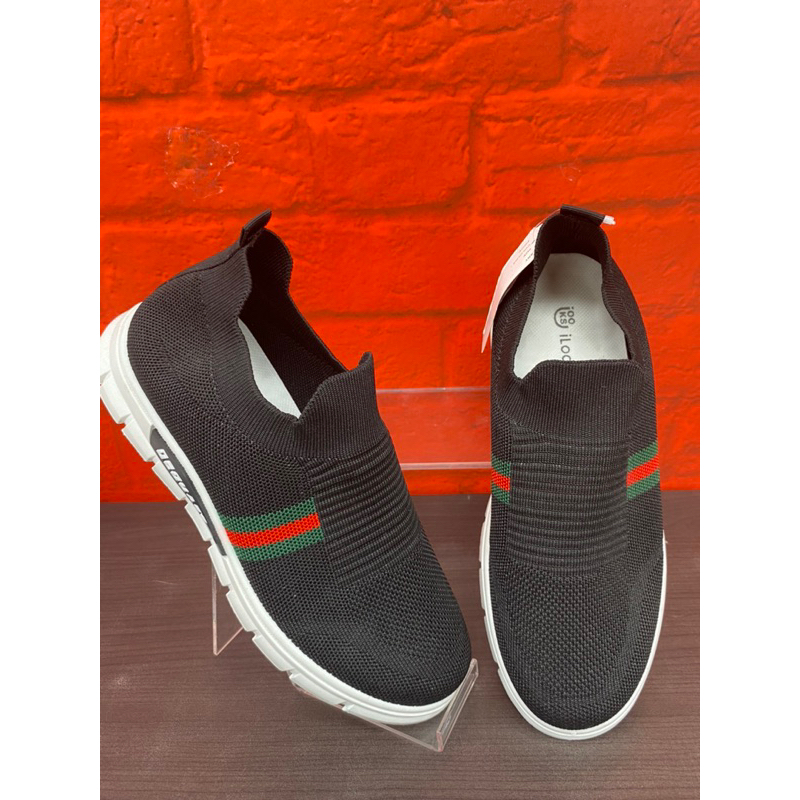 sepatu sport pria looks murah