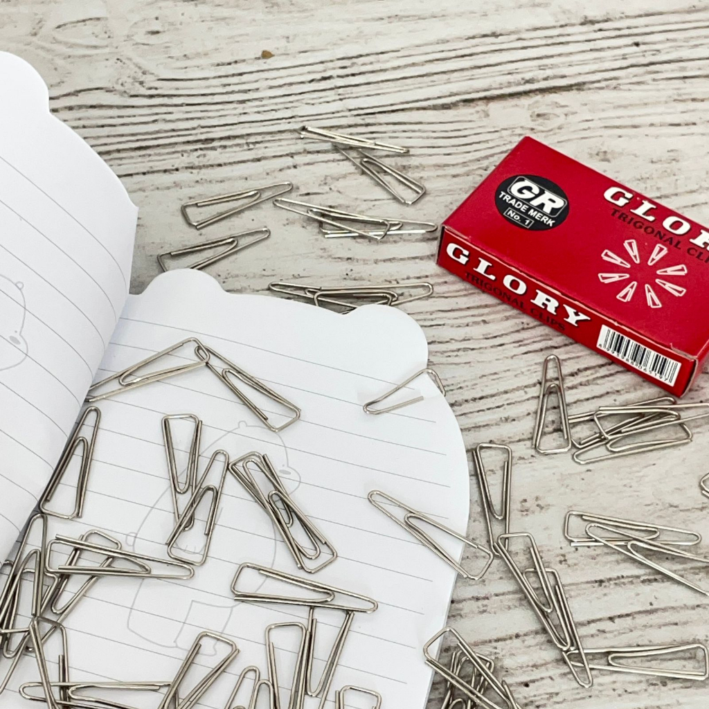 

Penjepit Kertas Trigonal / Paper Clip Kecil 1 BOX Alat Tulis TERMURAH / Penjepit Kertas Segitiga Stationary Sekolah dan Kantor Terlengkap Best Quality bisa Grosir dan COD