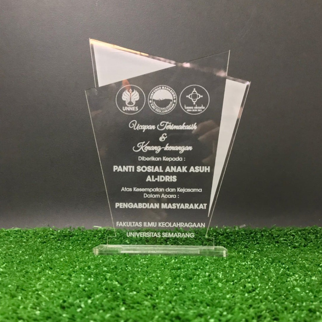 plakat, plakat akrilik, plakat akrilik wisuda, plakat weding, plakat penghargaan, plakat akrilik cus