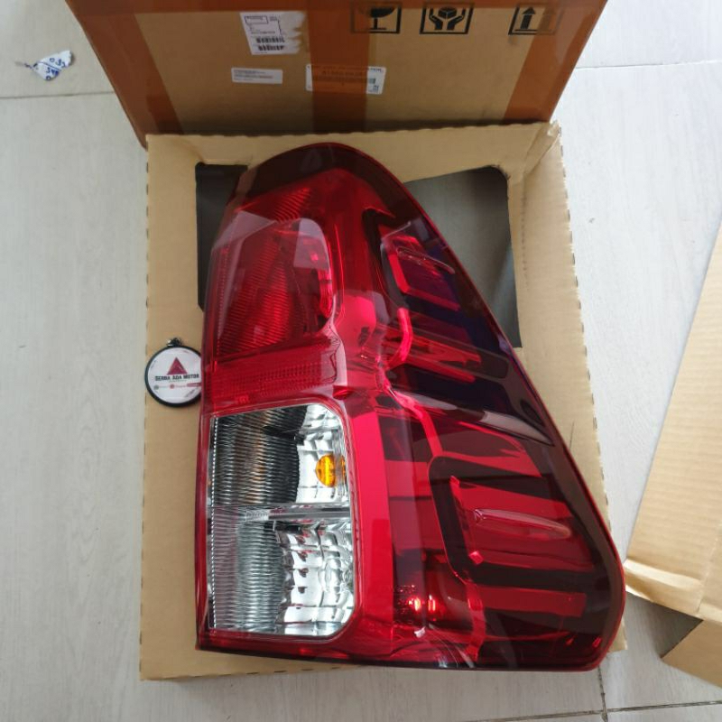 LAMPU BELAKANG HILUX REVO SINGLE CABIN KANAN KIRI 2015 UP ASSY