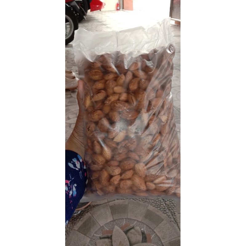 

kacang almond panggang sekilo cocok untuk oleh oleh haji dan umroh murah