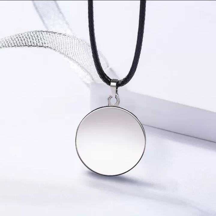 KALUNG TALI  HITAM PRIA LIONTIN PLAT BULAT